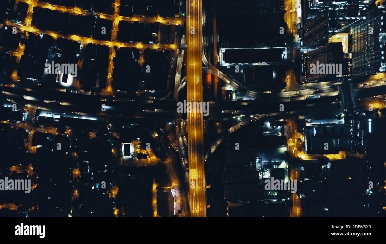 Superate l'autostrada del traffico notturno della citta' al semaforo con vista aerea del paesaggio cittadino. Al crepuscolo del centro illuminano la strada urbana con edifici di architettura moderna e grattacieli. Città cinematografica delle Filippine Foto Stock