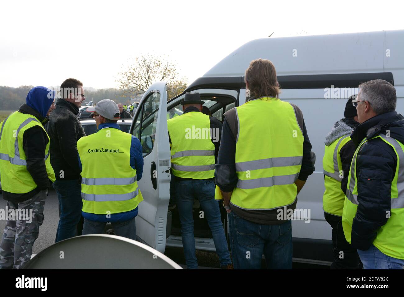 Protetore durante una protesta di giubbotti gialli (Gilet jaune in  francese) durante un'operazione di blocco a livello nazionale contro  l'aumento del carburante. Il 17 novembre 2018, a Pouancé, Francia  occidentale. Foto di