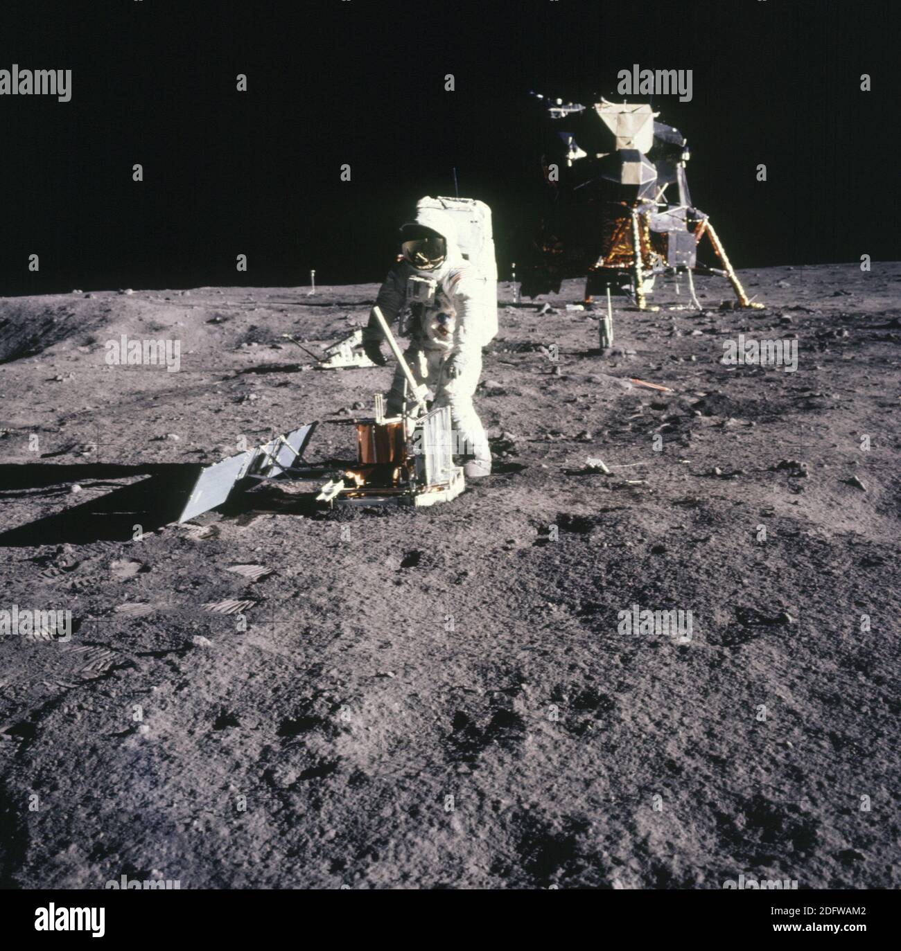 The Moon - (FILE) -- l'astronauta Apollo 11 Edwin Aldrin ha distribuito il  pacchetto EASEP (Early Apollo Science Experiments Package) domenica 20  luglio 1969. Il pacchetto è costituito da un sismometro a
