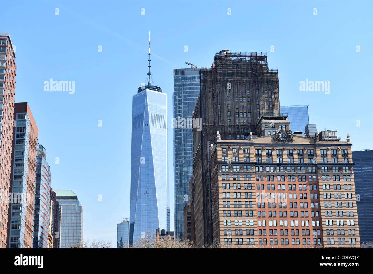 Una vista lungo una strada con grattacieli e alti edifici verso il One World Trade Center a Lower Manhattan, New York City. Foto Stock