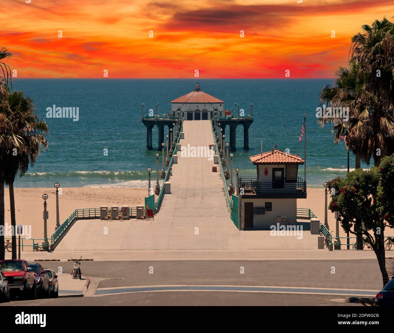 Molo di Manhattan Beach con cielo al tramonto nella regione di South Bay della contea di Los Angeles, California. Foto Stock