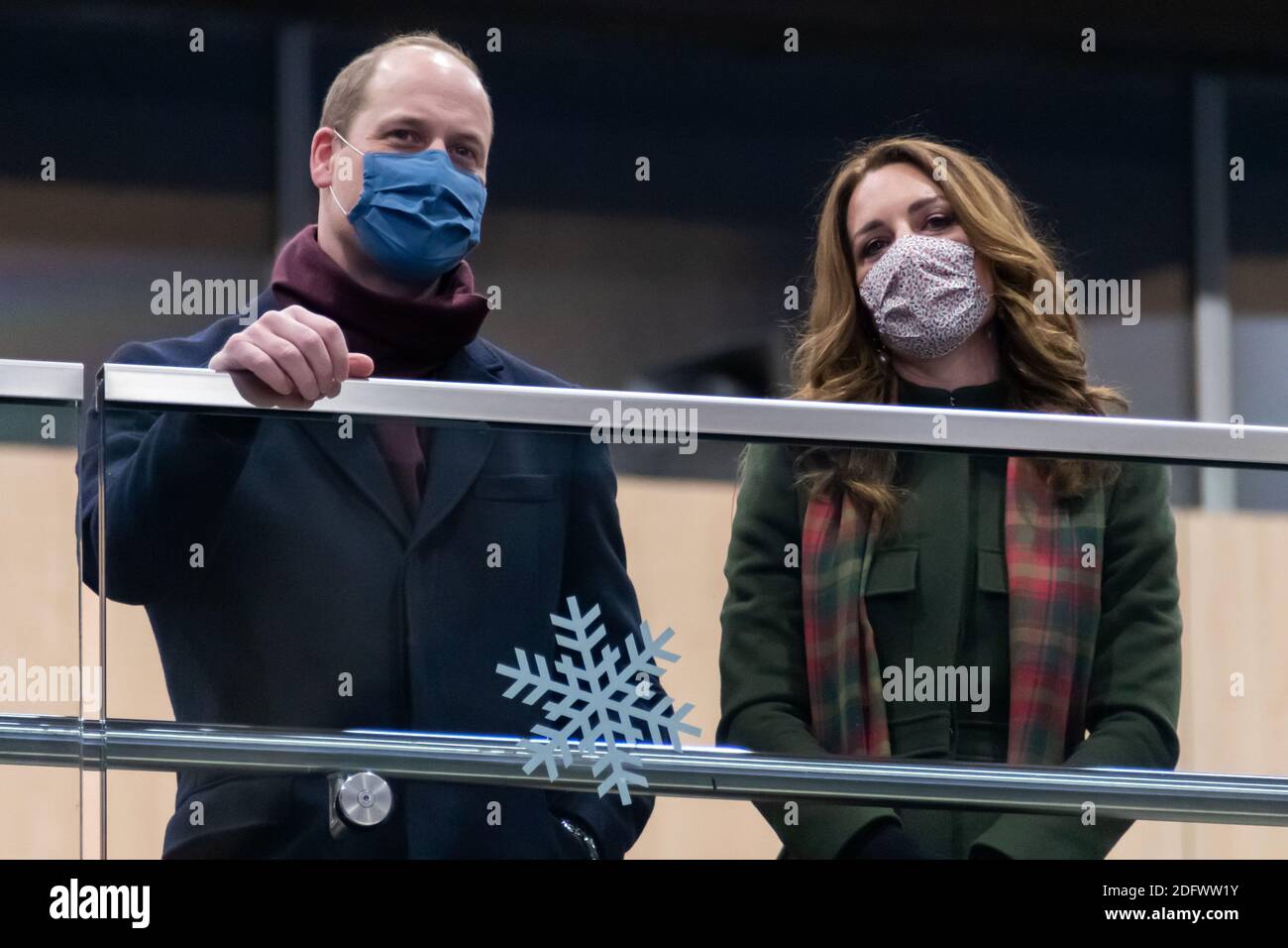 Londra, Regno Unito - 6 dicembre 2020 il principe William e la duchessa di Caterina di Cambridge alla stazione di Euston, guarda Shakin' Stevens esibirsi dal vivo e incontra il personale e i lavoratori dei trasporti prima di partire sul treno reale. Credit: Nils Jorgensen/Alamy Live News Foto Stock