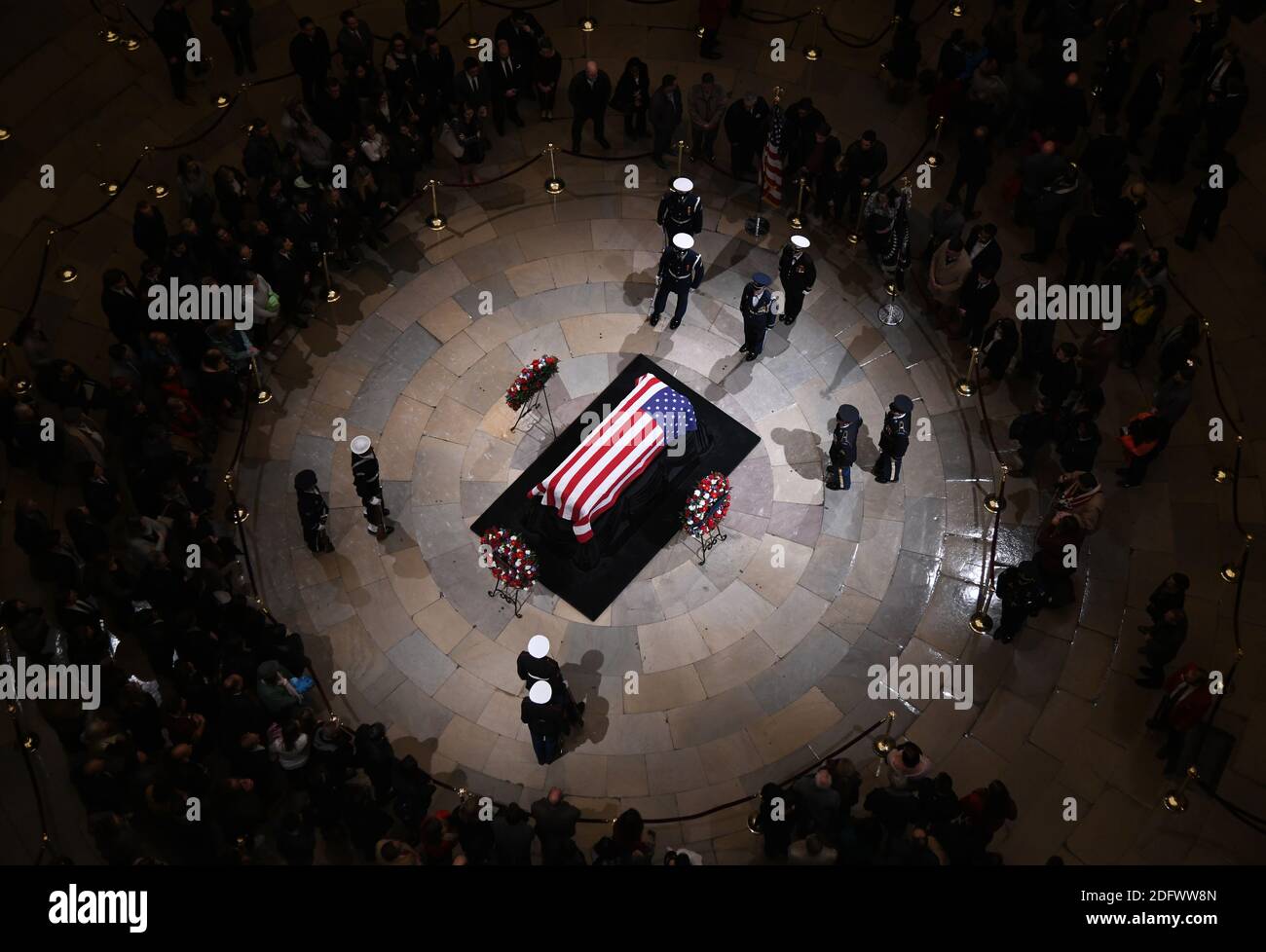 Le guardie d'onore militari dei servizi congiunti si trovano accanto al cazzo con bandiera dell'ex presidente degli Stati Uniti George H.W. Bush sulla catafalque Lincoln durante un servizio commemorativo alla rotonda del Campidoglio a Washington, D.C., Stati Uniti, lunedì 3 dicembre 2018. Foto di Olivier Douliery/ABACAPRESS.COM Foto Stock