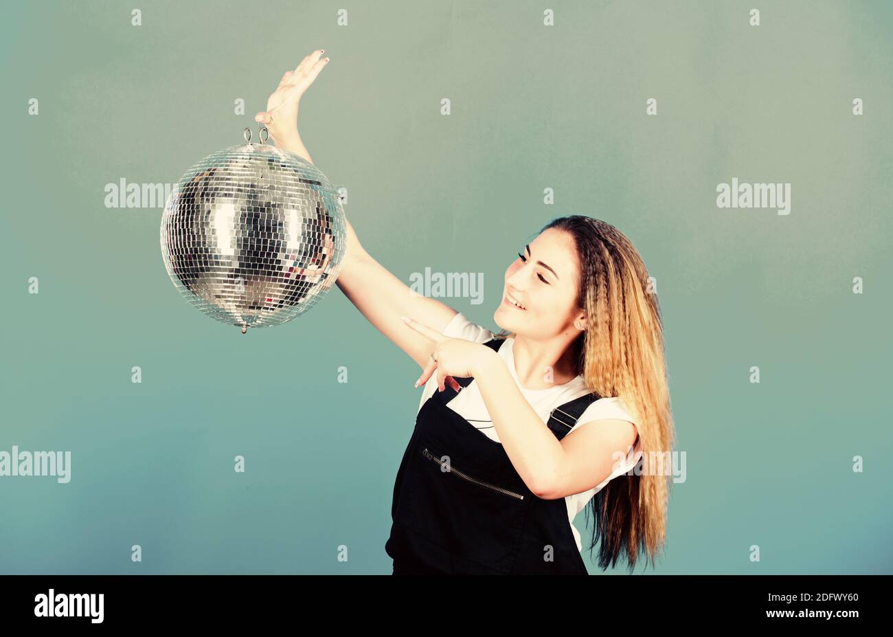 Pronto per divertirsi. felice festa di compleanno. discoteca. celebra la vacanza. ragazza con palla da discoteca. party goer consente di danza. vita notturna concetto. il Natale o il nuovo anno di vacanza. Il tempo del partito. Foto Stock