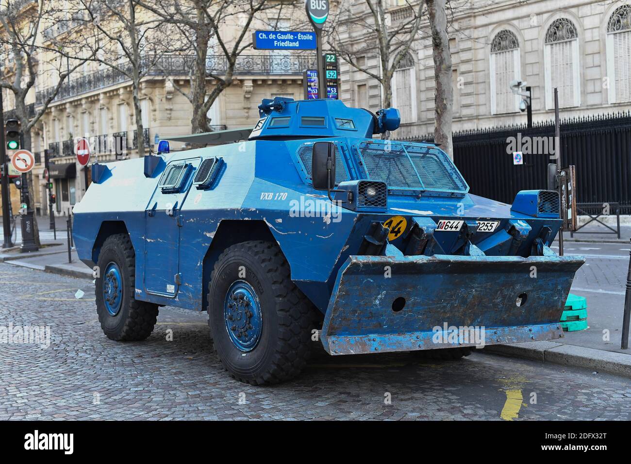 Veicolo blindato dalla Gendarmerie Nazionale Francese l'8 Dicembre 2018 vicino al viale degli Champs Elysees a Parigi durante una protesta contro l'aumento dei costi di vita sono responsabili di tasse elevate. Parigi era in stato di grande allarme l'8 dicembre con importanti misure di sicurezza in vista di nuove proteste 'giubbotto' che le autorità temono potrebbero diventare violente per un secondo fine settimana di fila. Foto di Francois Pauletto/Avenir Pictures/ABACAPRESS.COM Foto Stock