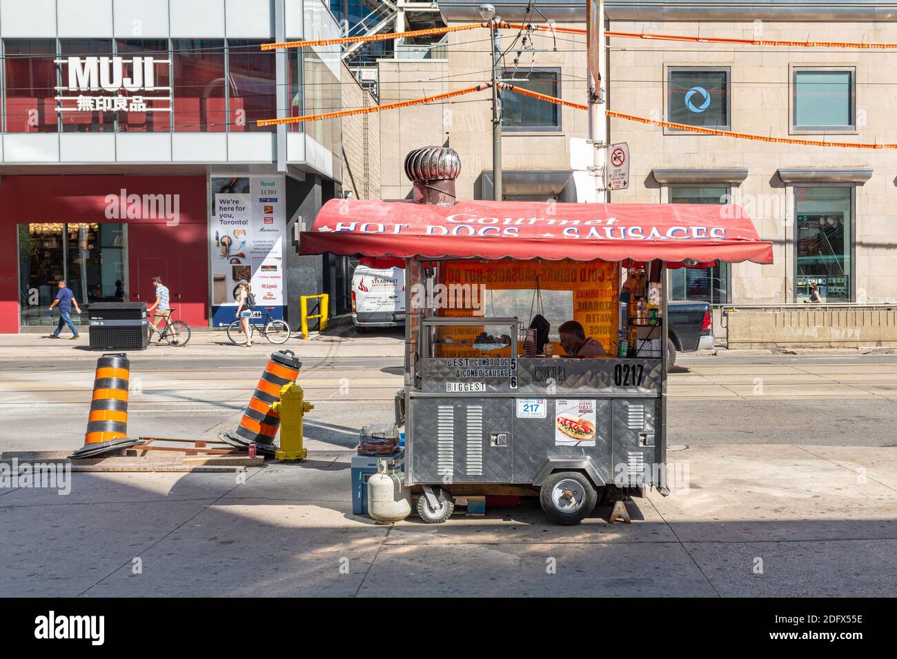 Hot Dog Cart in Sidewalk, Coronavirus Epoch, Toronto, Canada Foto Stock