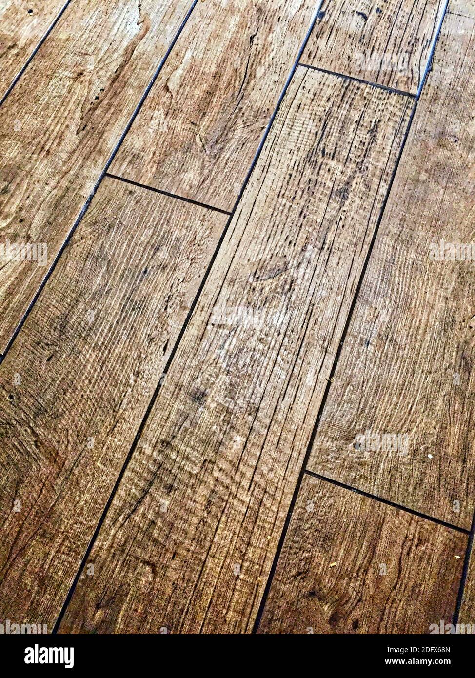 Le vecchie tavole da pavimento in legno, intemperie, mostrano anni di usura  Foto stock - Alamy
