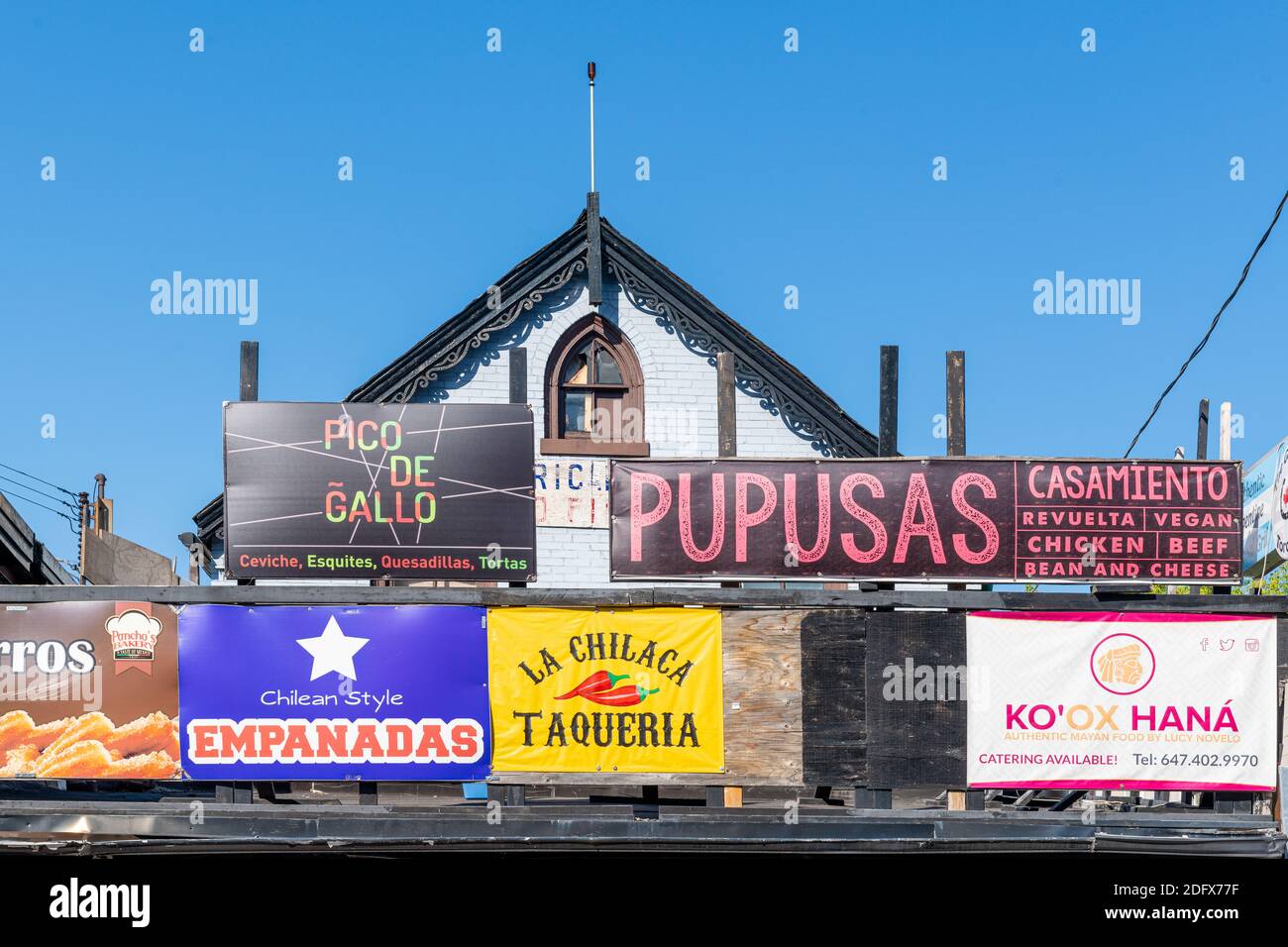 Mercato di Kensington a Toronto, Canada. I segni di stabilimento di cibo dell'America Latina Foto Stock