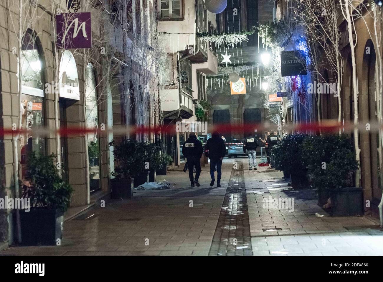 Gli agenti di polizia cercano le prove rue des Orfevres a Strasburgo, Francia orientale, dopo un'interruzione di tiro, il 11 dicembre 2018. Un pistolero ha ucciso almeno tre persone e ha gravemente ferito altre 12 nei pressi del famoso mercatino di Natale di Strasburgo, ad est della Francia, prima di fuggire dalla scena, hanno detto i funzionari della sicurezza. La polizia ha lanciato una caccia al maniero dopo che l'assassino ha aperto il fuoco intorno alle 19:00 ora locale (1800 GMT), inviando folle di acquirenti serali in fuga per la sicurezza. Foto di Sophie Dupressoir/ABACAPRESS.COM Foto Stock