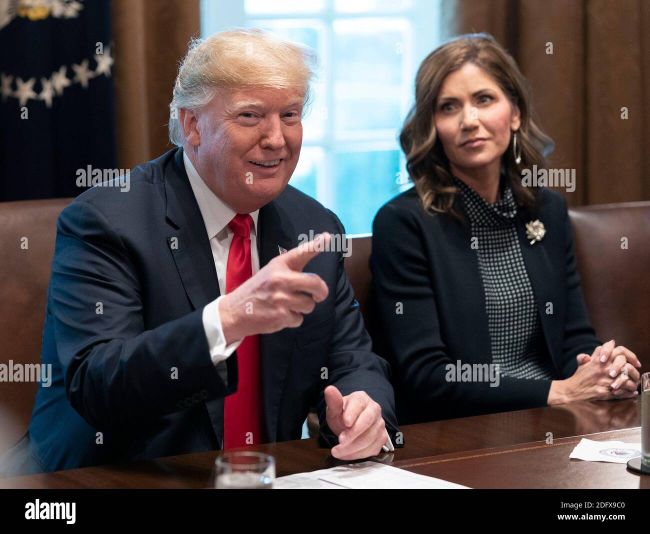 12 dicembre 2018 - Washington, DC, Stati Uniti: Il presidente degli Stati Uniti Donald J. Trump incontra i governatori eletti alla Casa Bianca. Seduto a destra è il Governatore eletto Kristi Noem del South Dakota. (Chris Kleponis/Polaris) Foto Stock