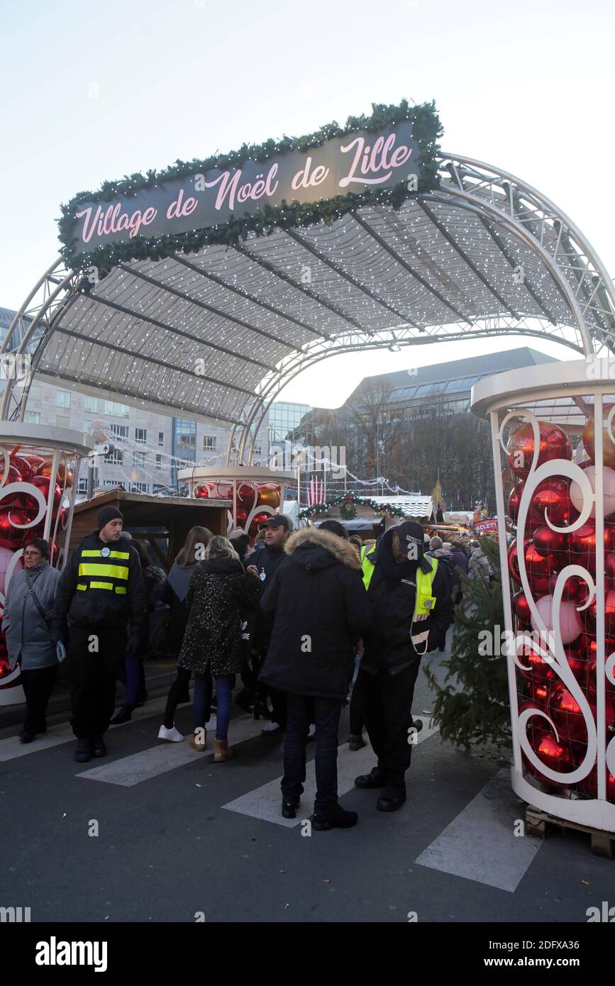 Controlli di sicurezza all'ingresso del mercatino di Natale a Lille, Francia, il 13 dicembre 2018. Foto di Sylvain Lefevre /ABACAPRESS.COM Foto Stock