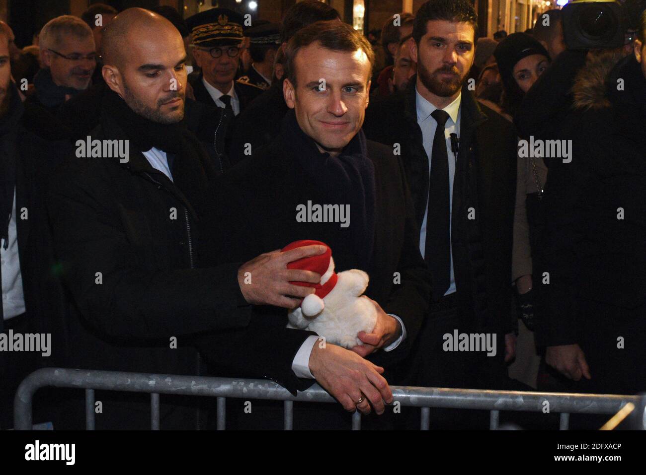 il presidente francese Emmanuel Macron si reca in piazza Kléber per rendere omaggio alle vittime degli attentati del 11 dicembre e visita il mercatino di Natale in piazza Brogli a Strasburgo, in Francia, il 14 dicembre 2018. Foto di Nicolas Roses/ABACAPRESS.COM Foto Stock