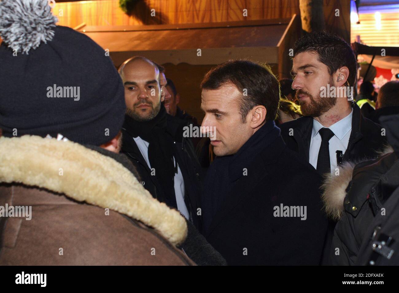 il presidente francese Emmanuel Macron si reca in piazza Kléber per rendere omaggio alle vittime degli attentati del 11 dicembre e visita il mercatino di Natale in piazza Brogli a Strasburgo, in Francia, il 14 dicembre 2018. Foto di Nicolas Roses/ABACAPRESS.COM Foto Stock