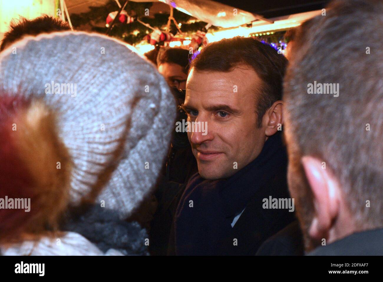 il presidente francese Emmanuel Macron si reca in piazza Kléber per rendere omaggio alle vittime degli attentati del 11 dicembre e visita il mercatino di Natale in piazza Brogli a Strasburgo, in Francia, il 14 dicembre 2018. Foto di Nicolas Roses/ABACAPRESS.COM Foto Stock