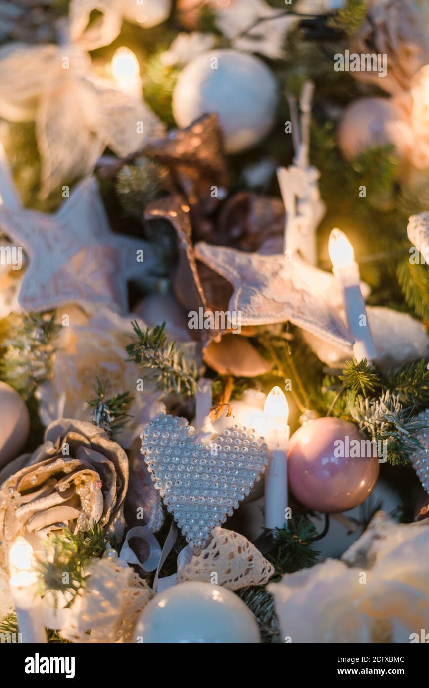 Addobbi natale decorazioni sono solitamente realizzati in vetro, legno, metallo o ceramica che utilizzato a festone un albero. Doni sfocata sullo sfondo. Foto Stock