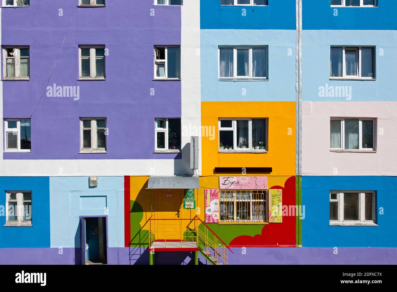Colorfully edifici dipinti, Anadyr, Chukotka Okrug autonomo, Russia Foto Stock
