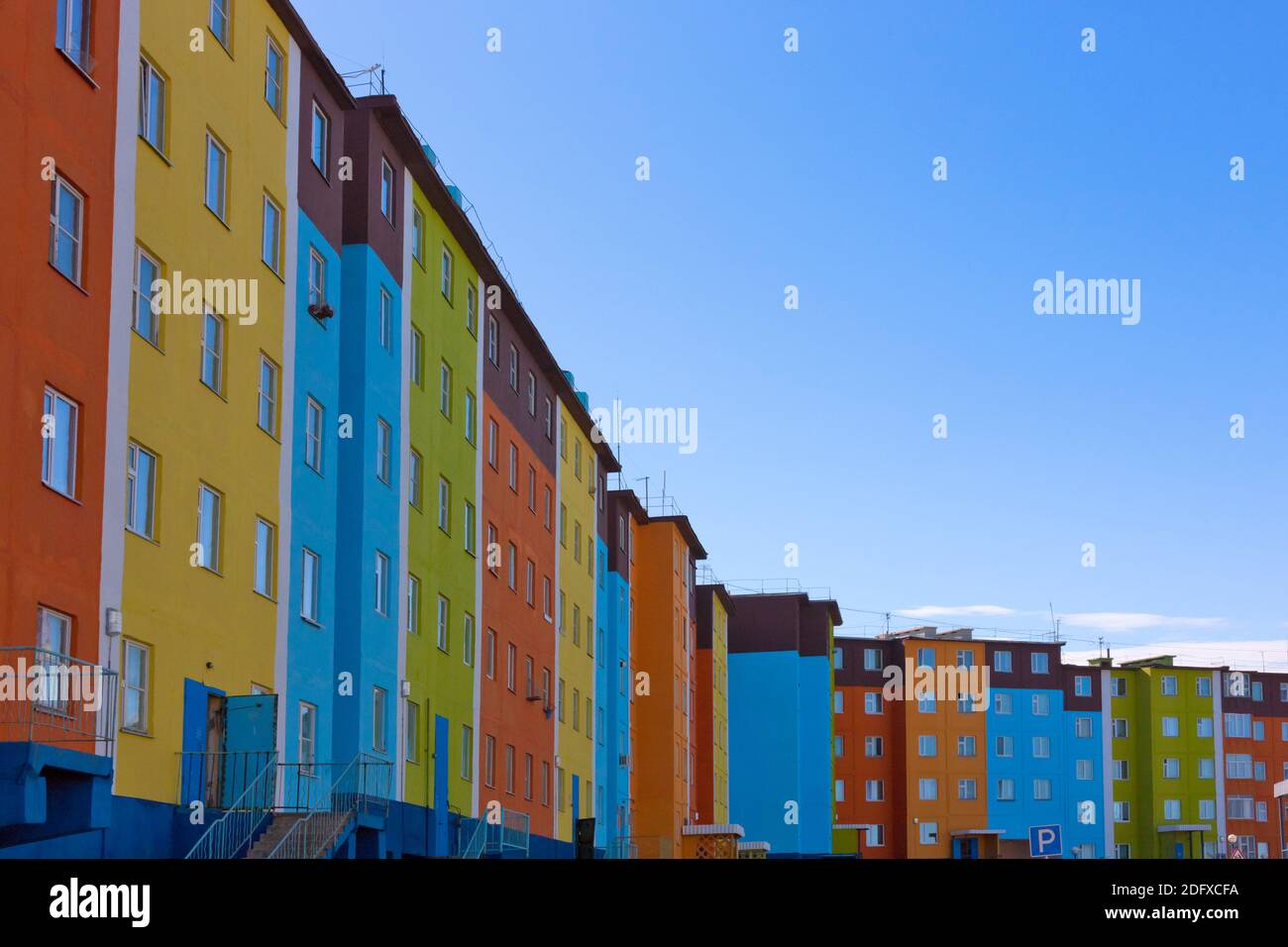 Colorfully edifici dipinti, Anadyr, Chukotka Okrug autonomo, Russia Foto Stock