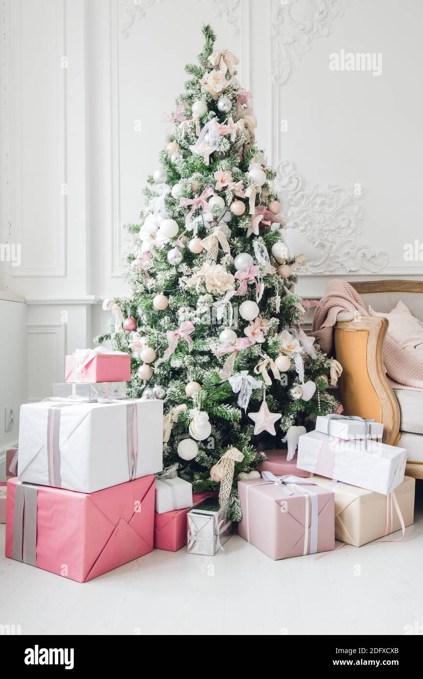 Bellissimo design moderno della camera in delicati colori di luce decorata con albero di Natale e gli elementi decorativi Foto Stock
