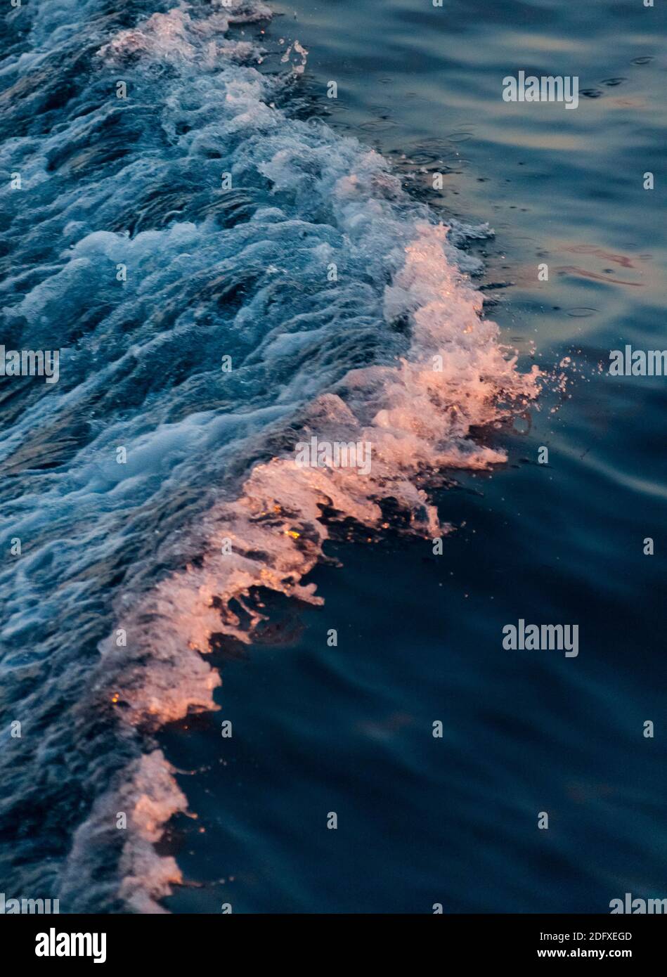 Le onde del mare al tramonto sul Mar di Bering, Estremo Oriente Russo Foto Stock