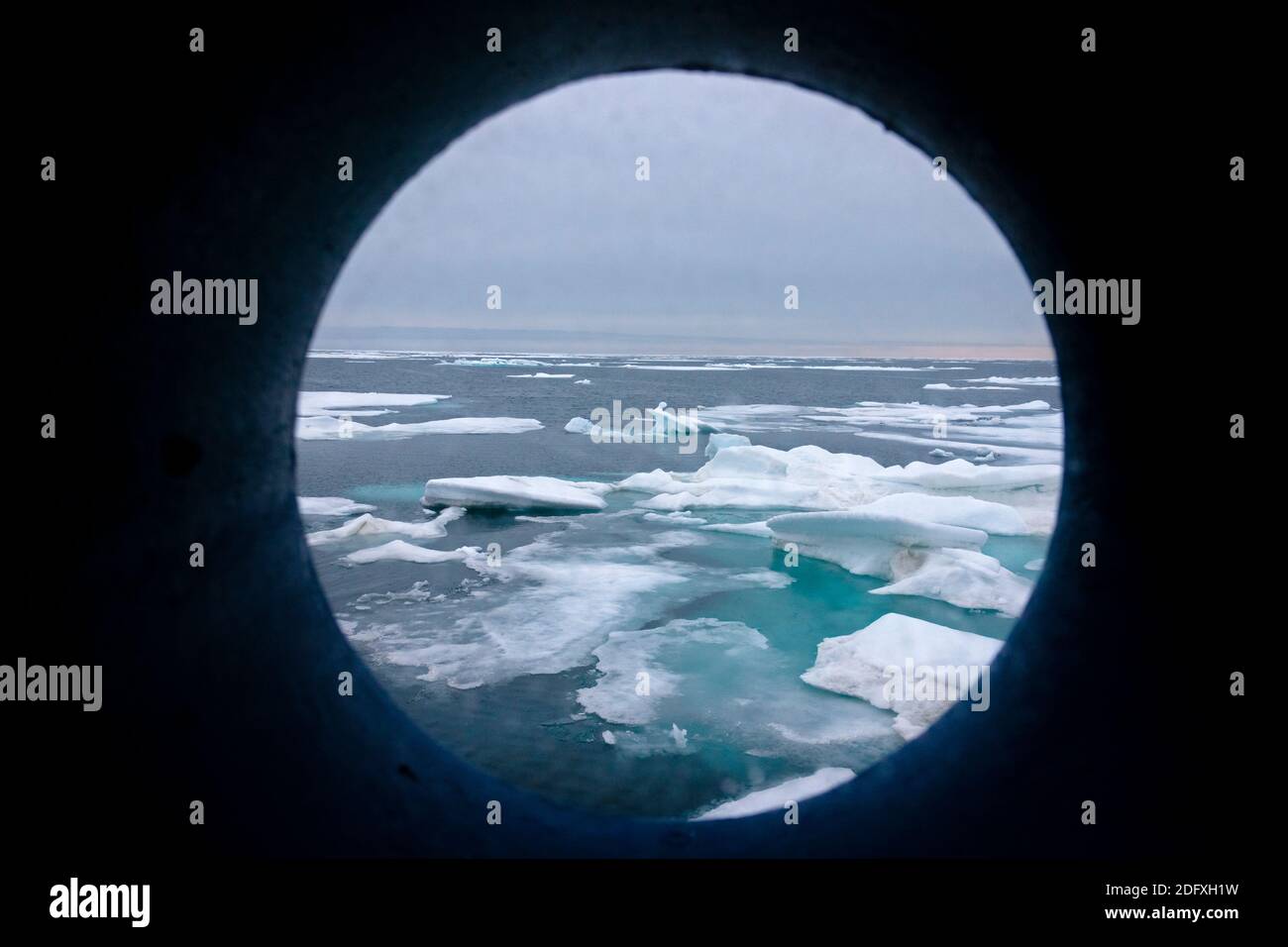 Vista del ghiaccio galleggiante tramite nave oblò, mare di Bering, Russia Estremo Oriente Foto Stock