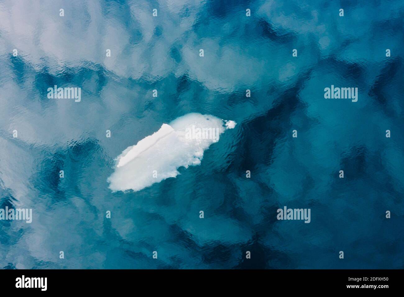 Ghiaccio galleggiante e la riflessione delle nubi nel mare di Bering, Russia Estremo Oriente Foto Stock