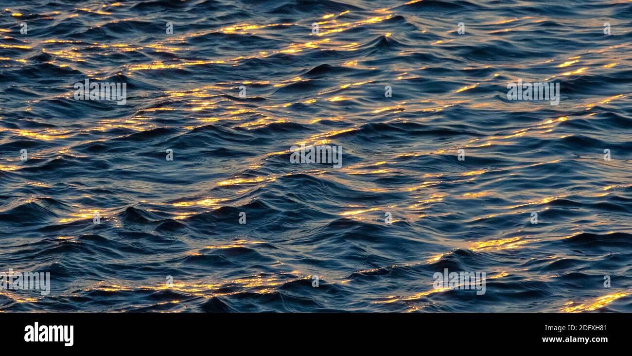 Vista al tramonto sulle acque ondulate, il mare di Bering, la Russia Estremo Oriente Foto Stock