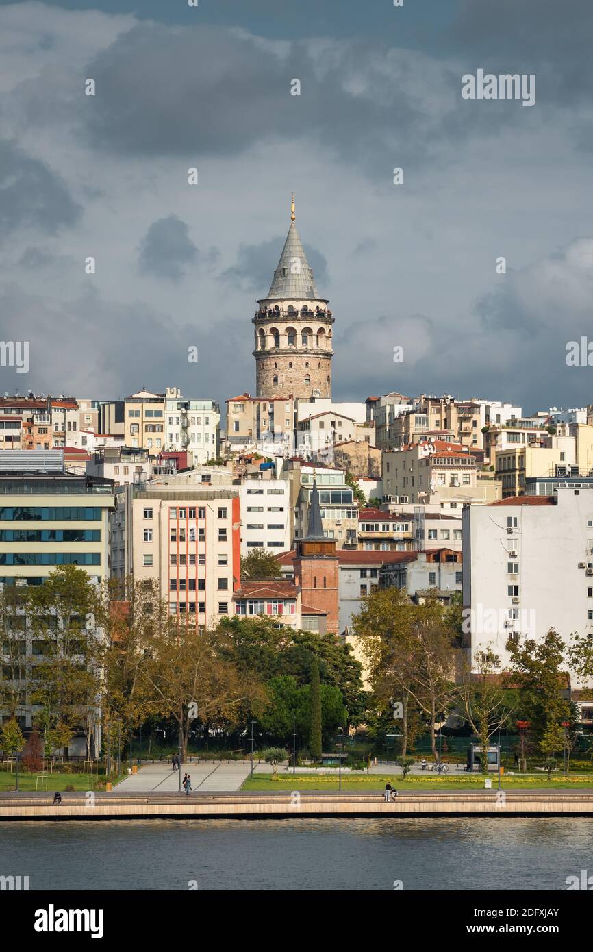 Torre Galata nel quartiere di Karakoy e Corno d'Oro a Istanbul Foto Stock