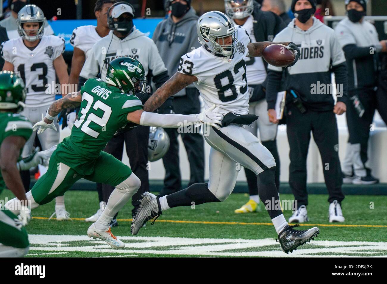 Il 6 dicembre 2020, Las Vegas Raiders Tight End Darren Waller (83) in azione contro New York Jets forte sicurezza Ashtyn Davis (32) durante il gioco NFL tra i Las Vegas Raiders e i New York Jets al MetLife Stadium a East Rutherford, New Jersey. Christopher Szagola/CSM Foto Stock