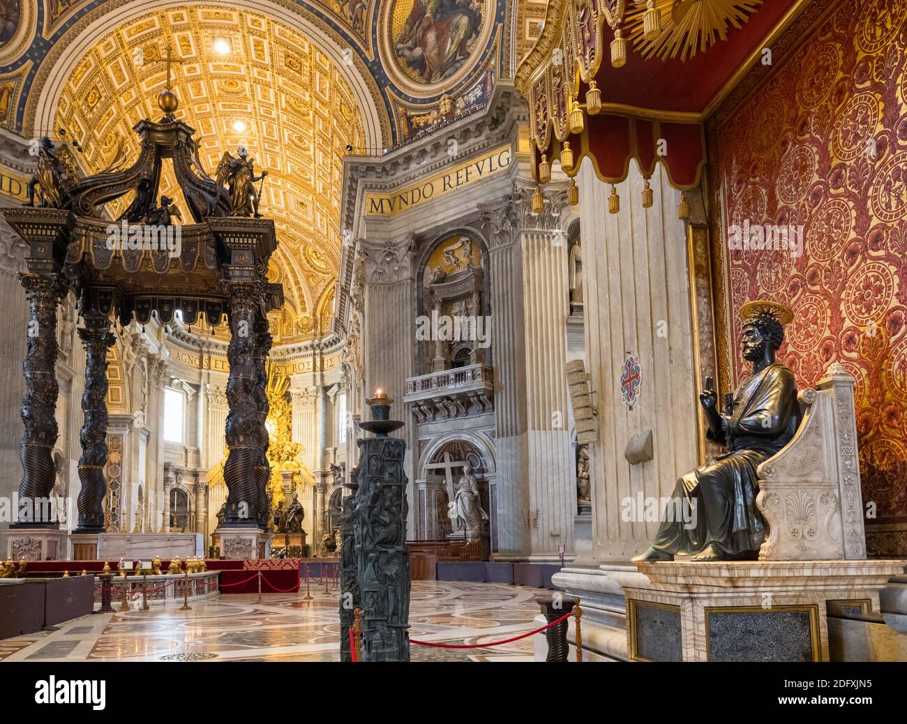 Vista interna della Basilica di San Pietro in Vaticano, Roma Foto Stock