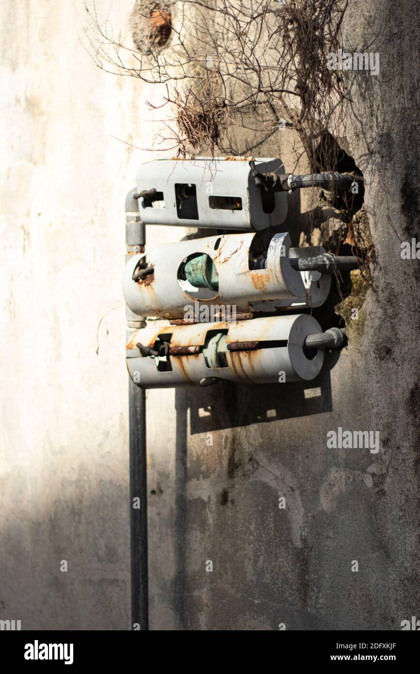 Vecchio metro dell'acqua, tubi di metallo e linguetta Foto Stock