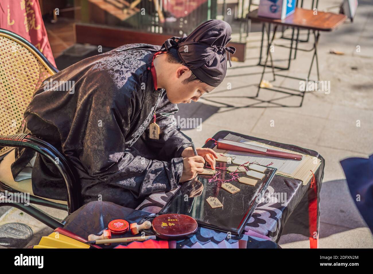10.10.20 Hanoi, Vietnam: Calligrafia cinese stropita da un uomo Foto Stock