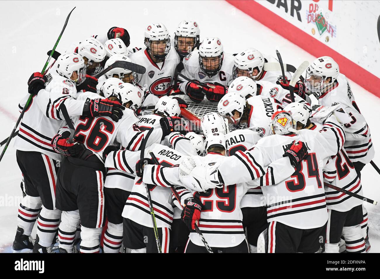 Il 6 dicembre 2020 i giocatori di St. Cloud state si riuniscono intorno alla rete prima di una partita di hockey degli uomini della NCAA D1 tra la University of Nebraska Omaha Mavericks e la St. Cloud state Husky all'arena Baxter di Omaha, Nebraska, sede della NCHC ''Pod'', dove le prime 38 partite della National Collegiate Hockey Conference vengono giocate in condizioni sicure per proteggersi dal Covid-19. Omaha porta da 4 a 3 dopo 2 periodi. Foto di Russell Hons/CSM Foto Stock