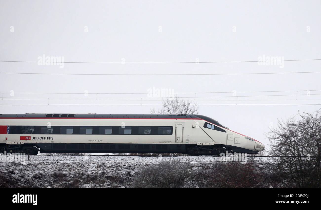 Kaufering, Germania. 02 dicembre 2020. Il treno svizzero ad alta velocità Astoro è in funzione durante una corsa di formazione sulla nuova linea elettrificata Monaco-Lindau. (Per dpa-KORR: 'Dopo più di 40 anni: Il treno passa sotto il potere attraverso il Allgäu.) Credit: Karl-Josef Hildenbrand/dpa/Alamy Live News Foto Stock