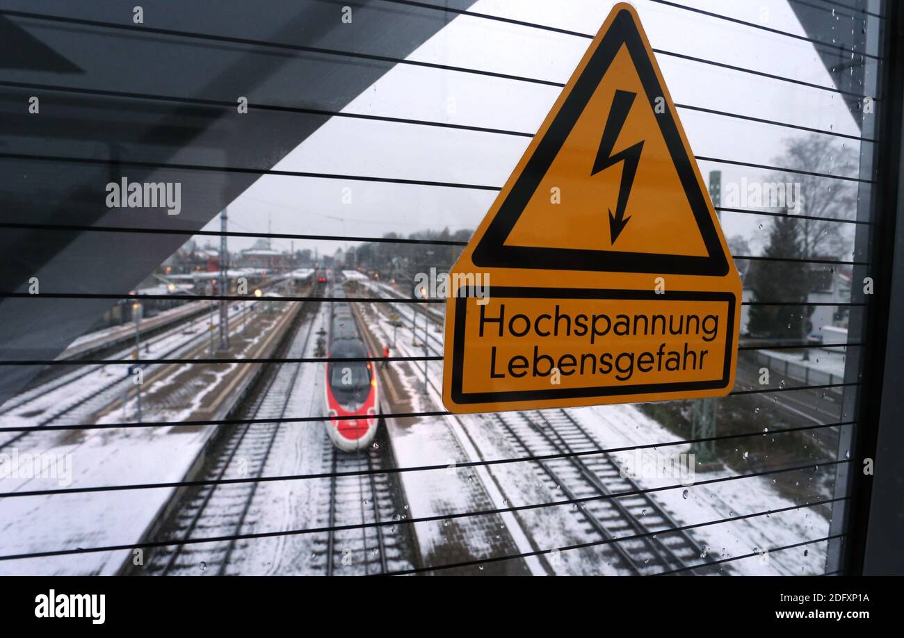 Memmingen, Germania. 02 dicembre 2020. Il treno svizzero ad alta velocità "Astoro" si trova nella stazione di Memmingen durante un viaggio di addestramento sulla nuova linea elettrificata Monaco-Lindau. (A dpa-KORR: «dopo più di 40 anni: La ferrovia passa sotto il potere attraverso il Allgäu»). Credit: Karl-Josef Hildenbrand/dpa/Alamy Live News Foto Stock