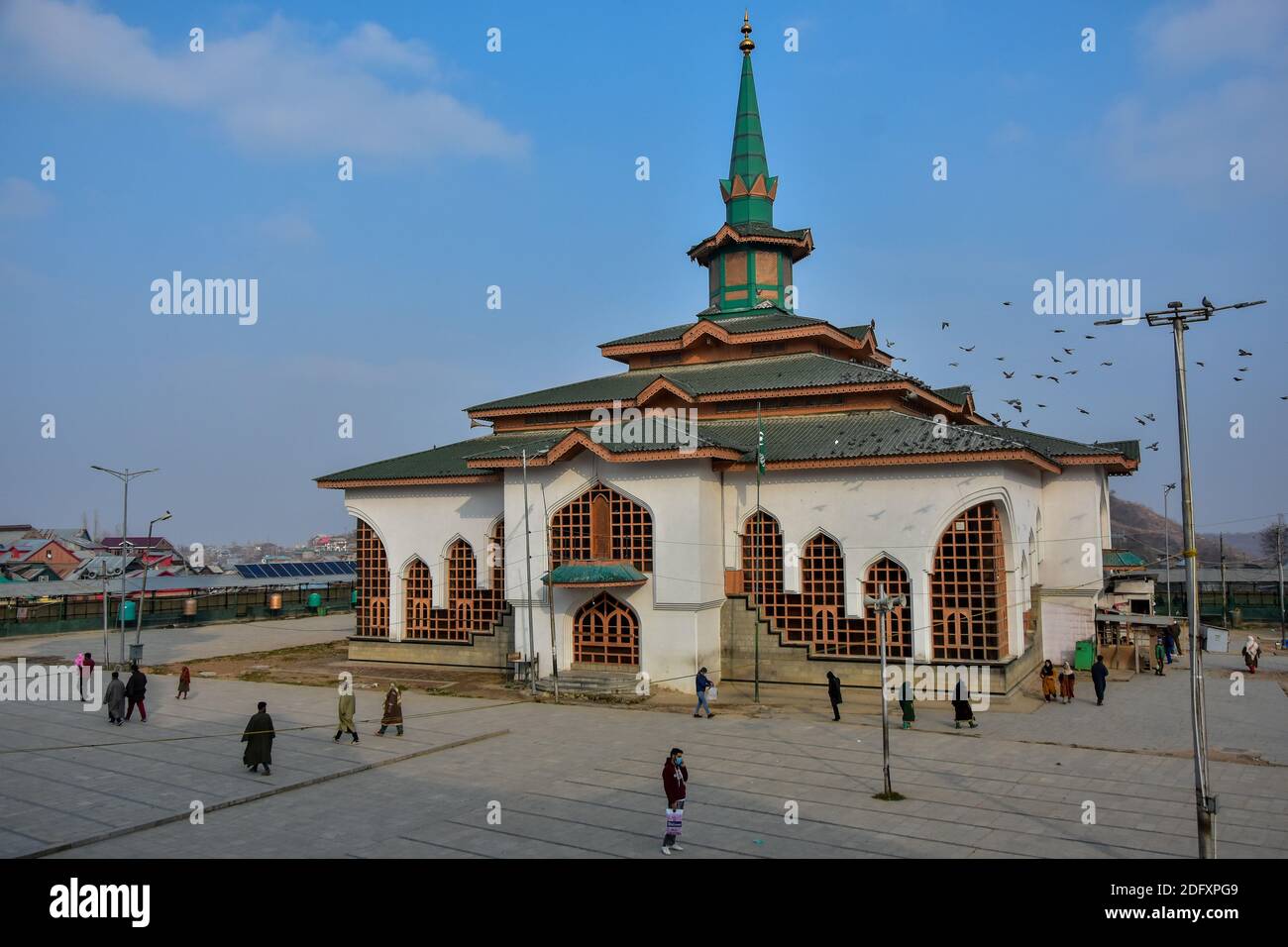 Budgam, India. 06 dicembre 2020. I devoti camminano nel complesso del santuario di Sheikh Noor-ud-DIN Wali (RA) a Budgam, a circa 35 km da Srinagar, la capitale estiva di Jammu e Kashmir. Credit: SOPA Images Limited/Alamy Live News Foto Stock