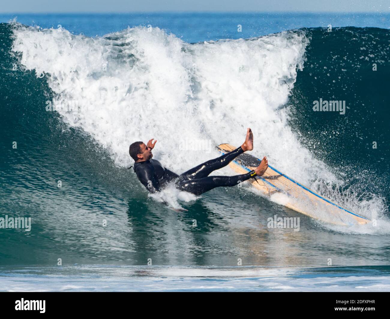 Surfista godendo le onde e strofinando fuori a la Jolla Shores, San Diego, California, Stati Uniti Foto Stock