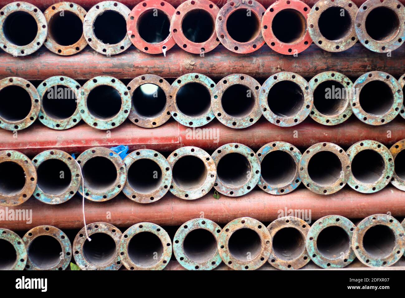Palo organizzato di vecchi tubi di ferro. Vecchio gruppo di tubi draghe Foto Stock
