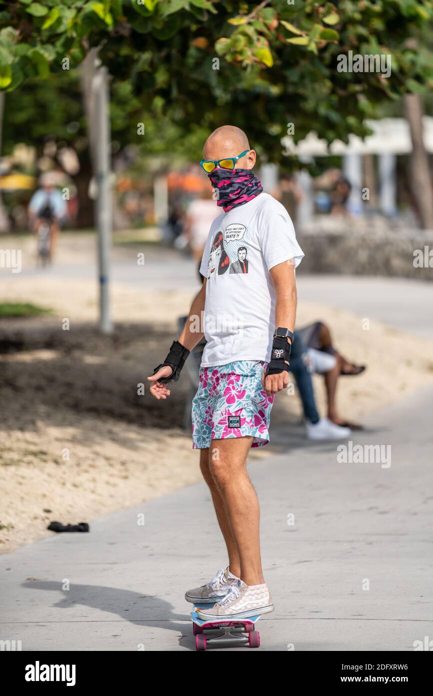 Uomo di fotografia di strada a bordo di uno skateboard a Miami Beach Foto Stock