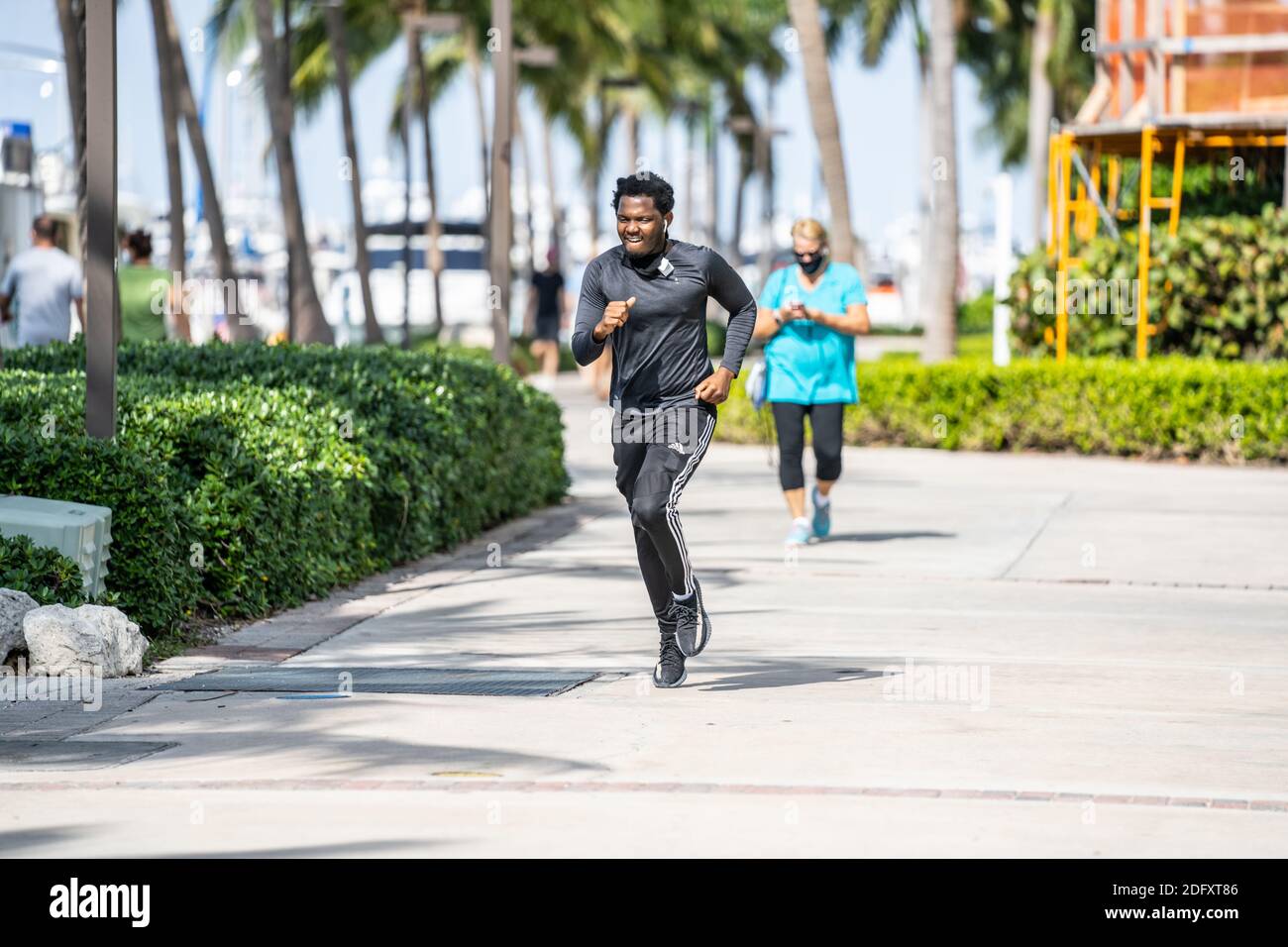 Uomo di fotografia di strada che corre veloce per strada Foto Stock