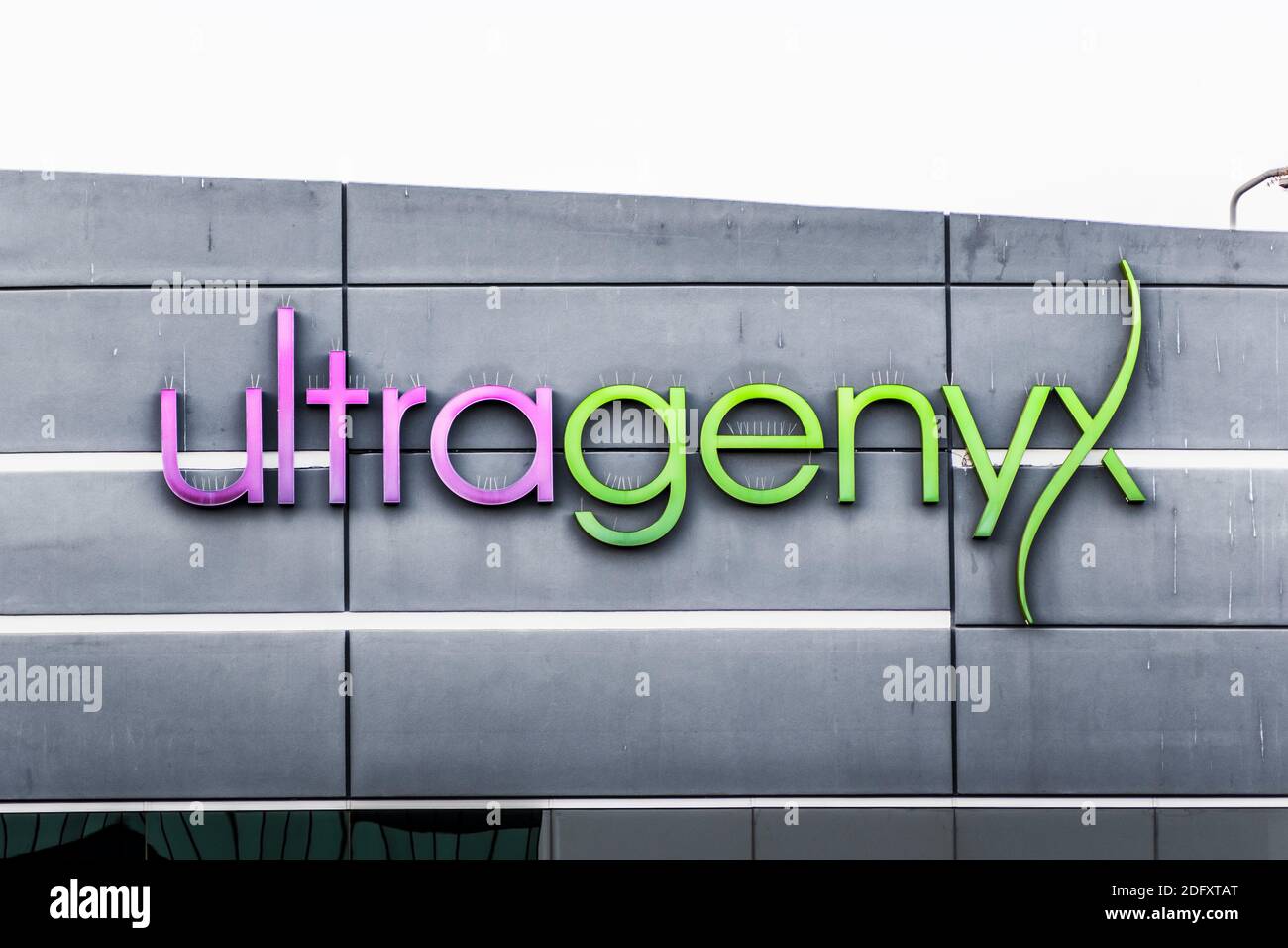 Set 21, 2020 Brisbane / CA / USA - Ultragenyx logo presso la loro sede centrale in Silicon Valley; Ultragenyx Pharmaceutical Inc. Fornisce biotecnologia serv Foto Stock