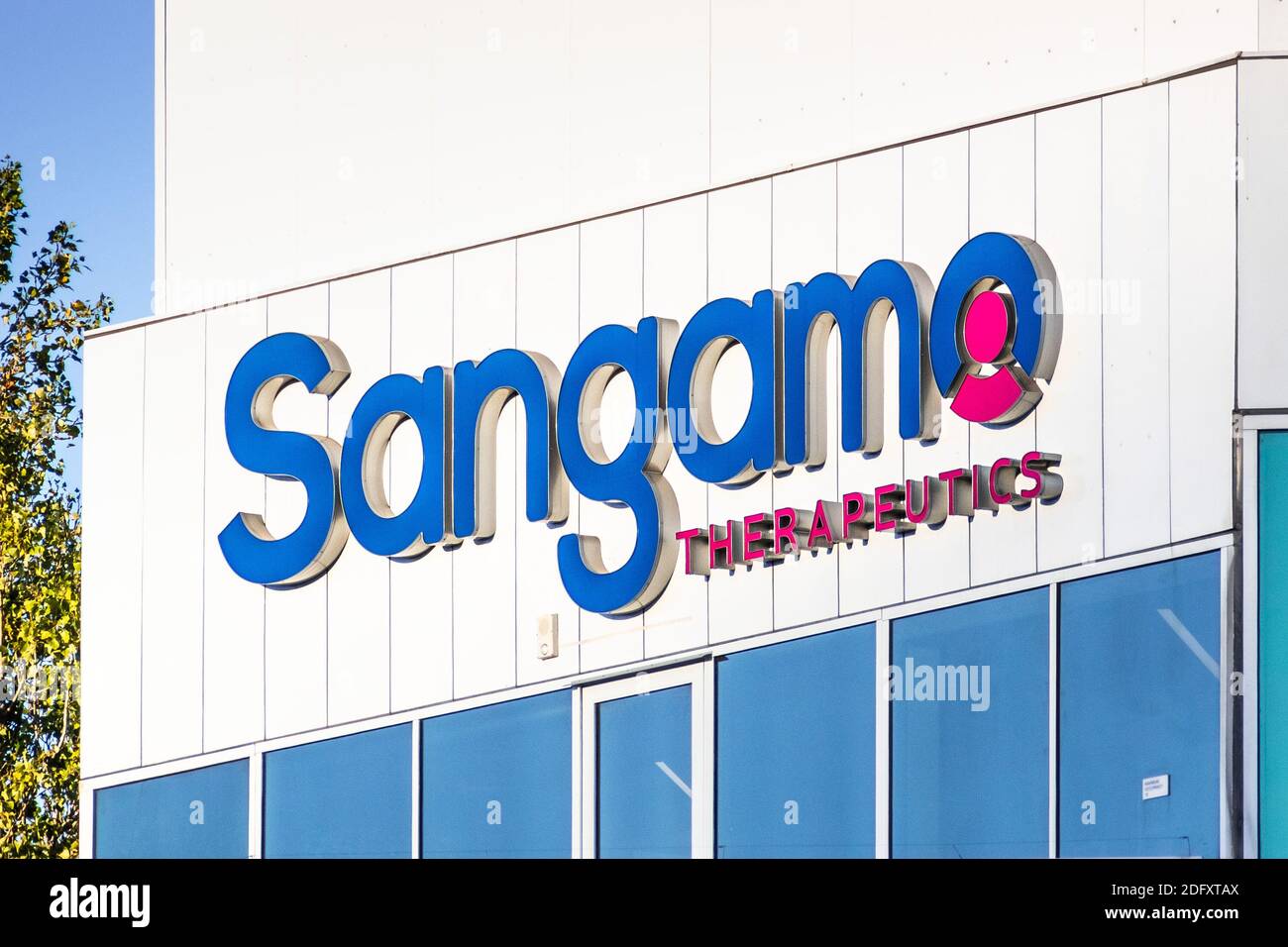 21 settembre 2020 Brisbane / CA / USA - logo Sangamo presso la loro sede centrale nella Silicon Valley; Sangamo Therapeutics, Inc. (Precedentemente noto come Sangamo Biosc Foto Stock