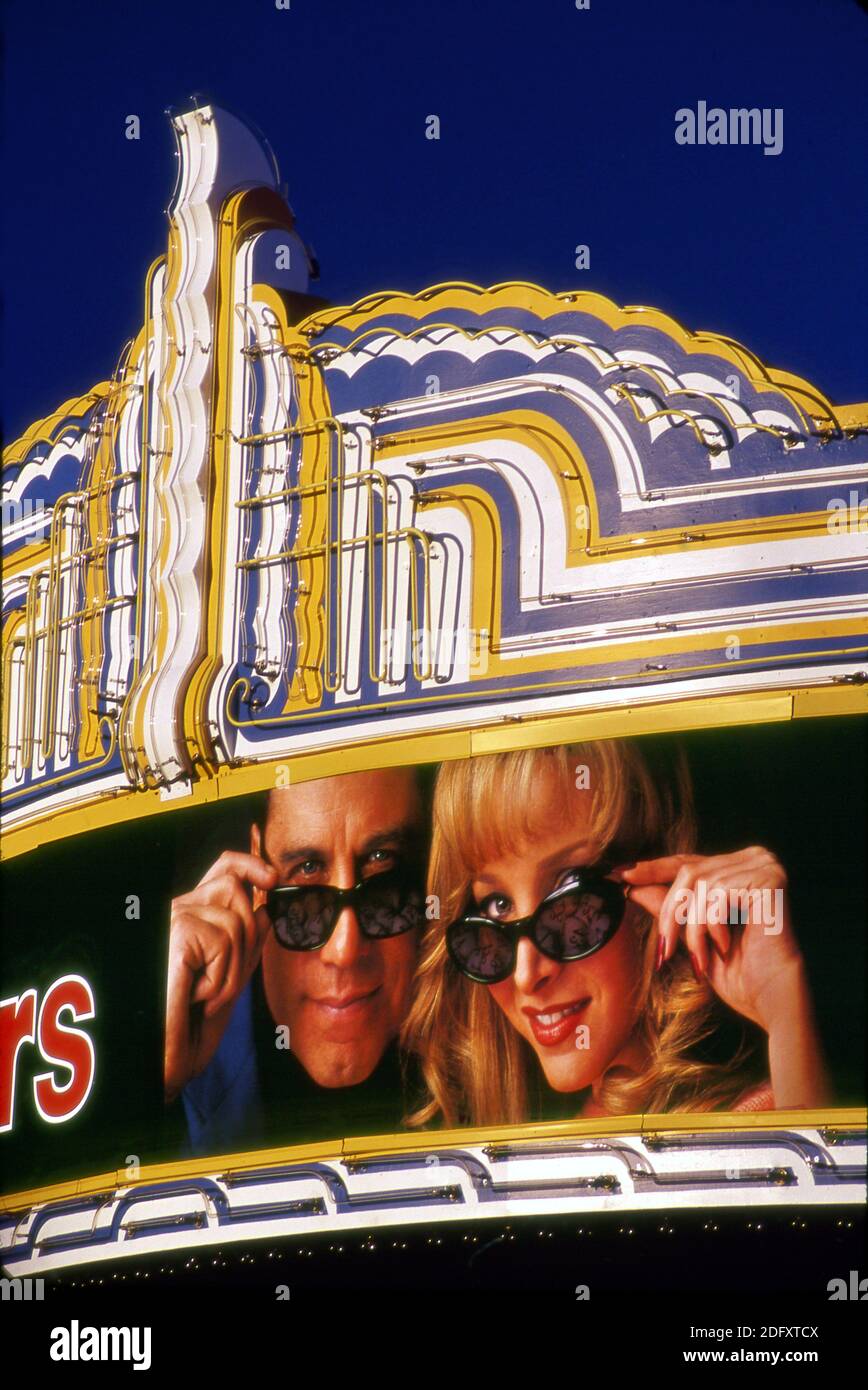 John Travolta e Lisa Kudrow sul marquee del film Lucky Numbers a Westwood Village, CA Foto Stock