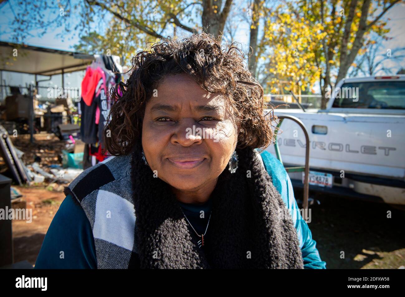 Fort Valley, Georgia, Stati Uniti. 5 dicembre 2020. Fort Valley, Georgia, è stata recentemente classificata come la città più povera dello stato.nella foto: Ruby Dee, che gestisce una struttura per l'assistenza ai bambini in città, aiuta anche le famiglie in difficoltà dove può. Credit: Robin Rayne/ZUMA Wire/Alamy Live News Foto Stock