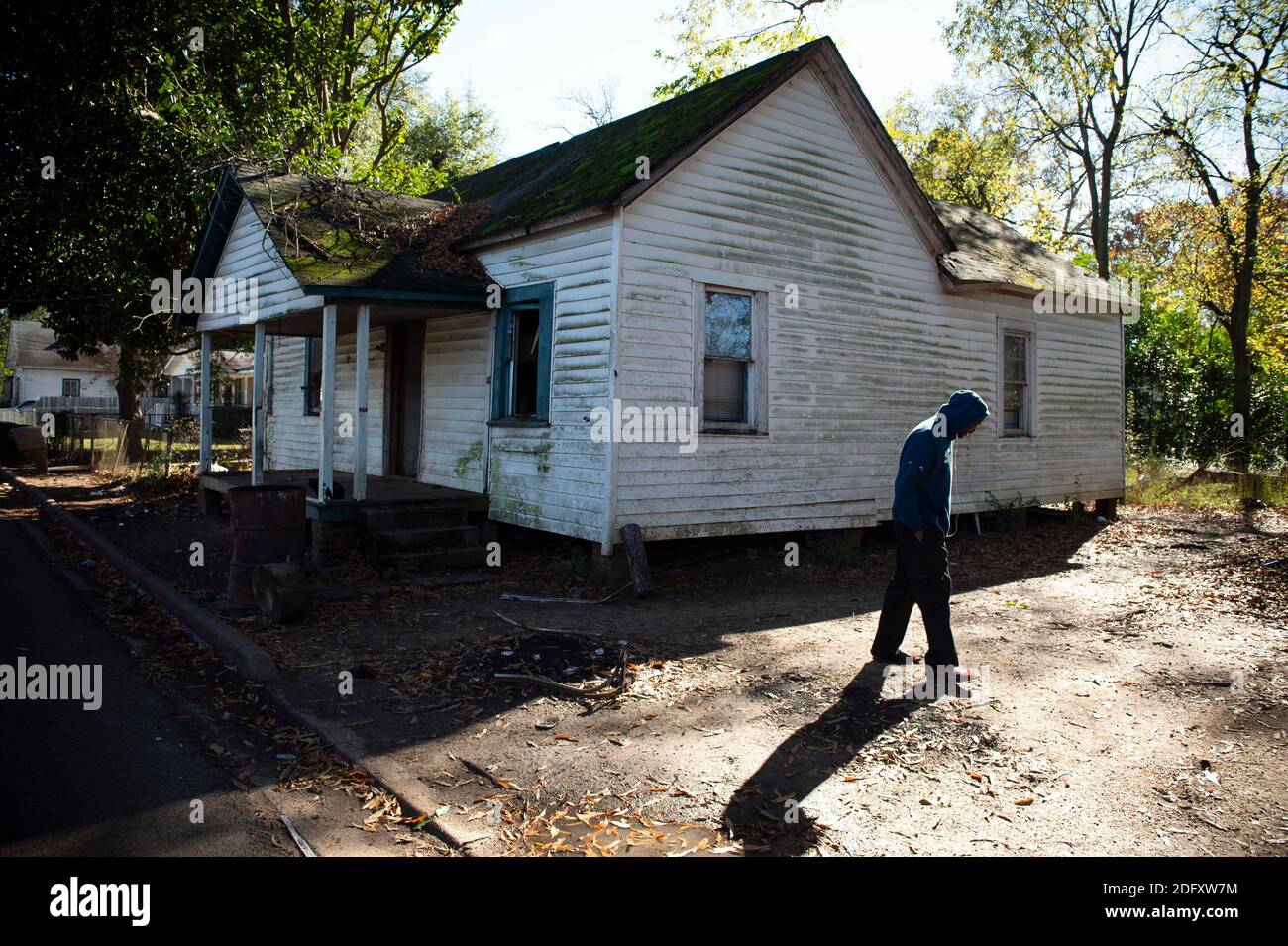 Fort Valley, Georgia, Stati Uniti. 5 dicembre 2020. Fort Valley, GA è stato recentemente classificato come la città più povera nello stato.pictured: Un teen disoccupato si blocca vicino a van gatto, case condannate in città. Credit: Robin Rayne/ZUMA Wire/Alamy Live News Foto Stock