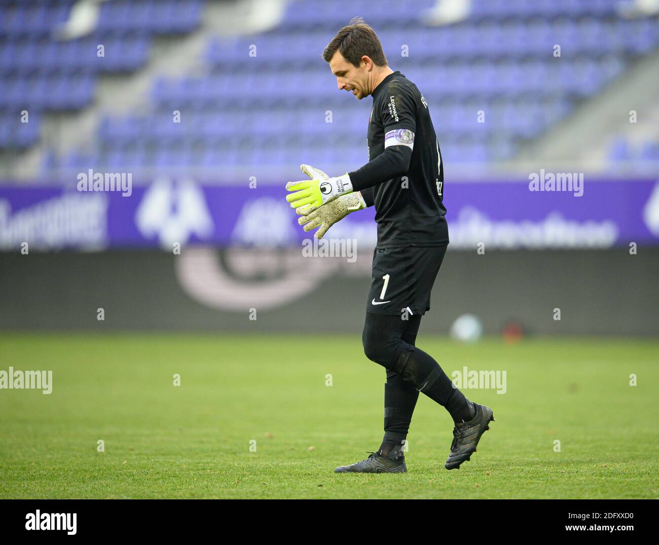 Aue, Germania. 06 dicembre 2020. Calcio: 2 ° Bundesliga, FC Erzgebirge Aue - SSV Jahn Regensburg, 10 ° giorno di gioco, al Erzgebirgsstadion. Martin Männel, portiere di Aue, deluso. Credito: Robert Michael/dpa-Zentralbild/dpa - NOTA IMPORTANTE: In conformità con le norme del DFL Deutsche Fußball Liga e del DFB Deutscher Fußball-Bund, è vietato sfruttare o sfruttare nello stadio e/o nel gioco le fotografie scattate sotto forma di sequenze di immagini e/o serie di foto di tipo video./dpa/Alamy Live News Foto Stock