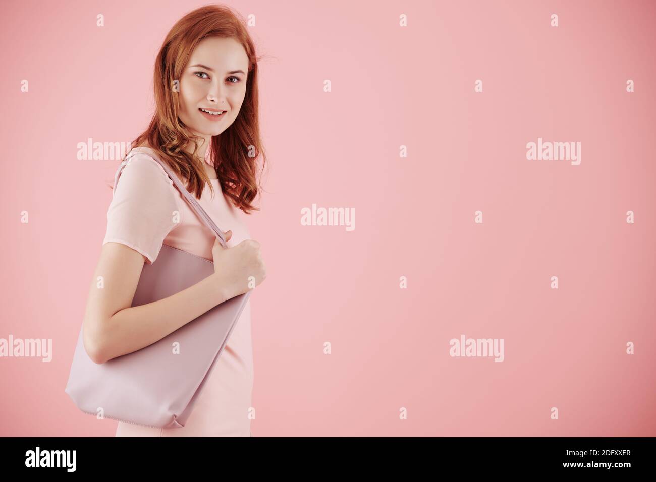 Donna sorridente con borsa Foto Stock