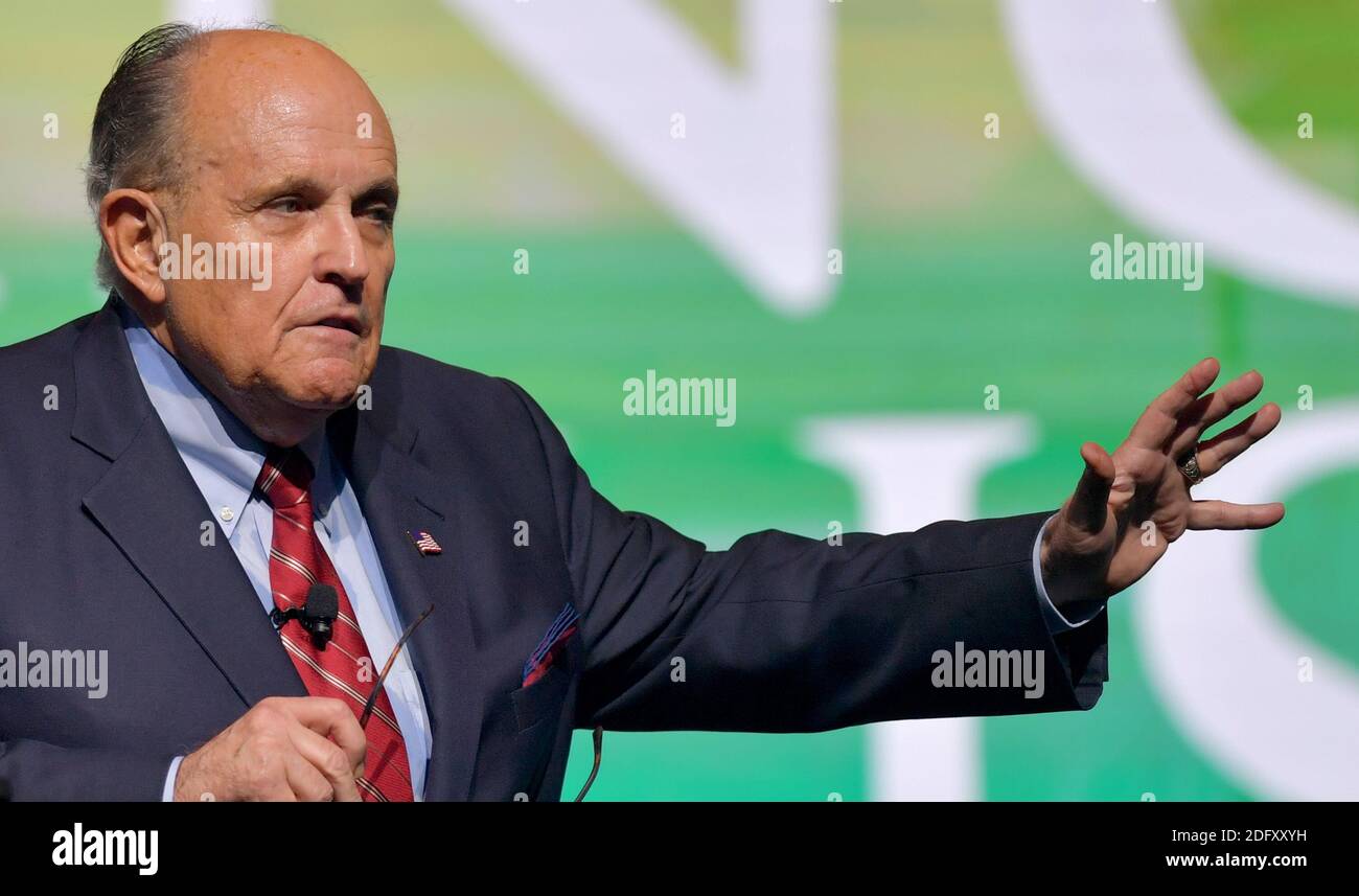 WEST PALM BEACH, FLORIDA - 19 DICEMBRE: Indossando il suo anello World Series di New York YankeeÕs, l'ex sindaco di New York e avvocato del presidente Donald Trump Rudy Giuliani parla al Turning Point USA Student Action Summit del 2019 - Day 1 al Palm Beach County Convention Center il 19 dicembre 2019 a West Palm Beach, Florida. People: Rudy Giuliani Credit: Storms Media Group/Alamy Live News Foto Stock