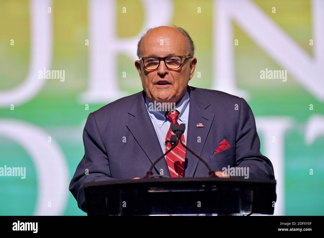 WEST PALM BEACH, FLORIDA - 19 DICEMBRE: Indossando il suo anello World Series di New York Yankee, l'ex sindaco di New York e avvocato del presidente Donald Trump Rudy Giuliani parla al Turning Point USA Student Action Summit del 2019 - giorno 1 al Palm Beach County Convention Center il 19 dicembre 2019 a West Palm Beach, Florida. People: Rudy Giuliani Credit: Storms Media Group/Alamy Live News Foto Stock