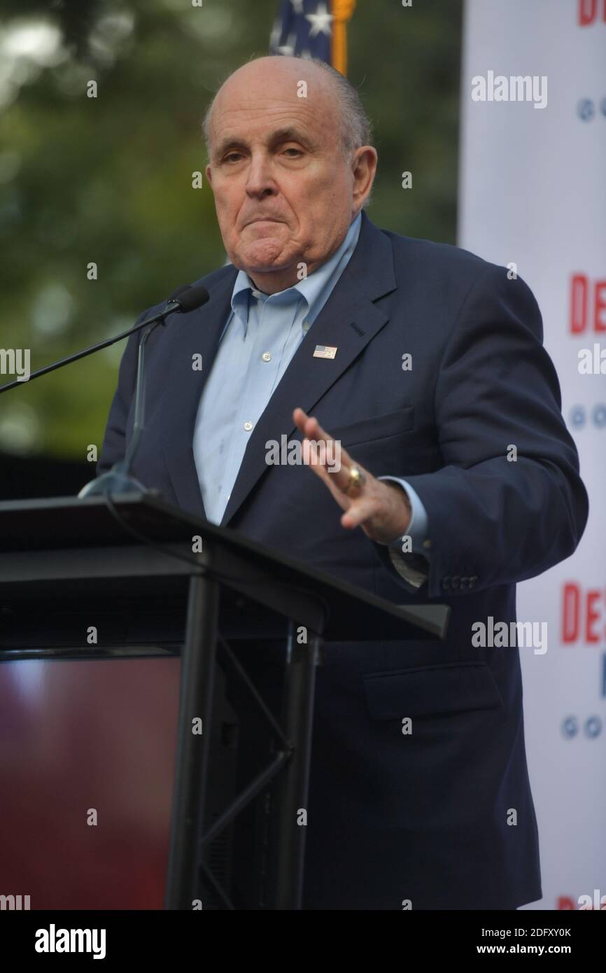 BOCA Raton, FL - novembre 04: Ron DeSantis, Rudy Giuliani e Procuratore generale Pam Bondi in Boca Raton il 4 novembre 2018 in Boca Raton, Florida. Persone: Rudy Giuliani Credito: tempeste Media Group/Alamy Live News Foto Stock