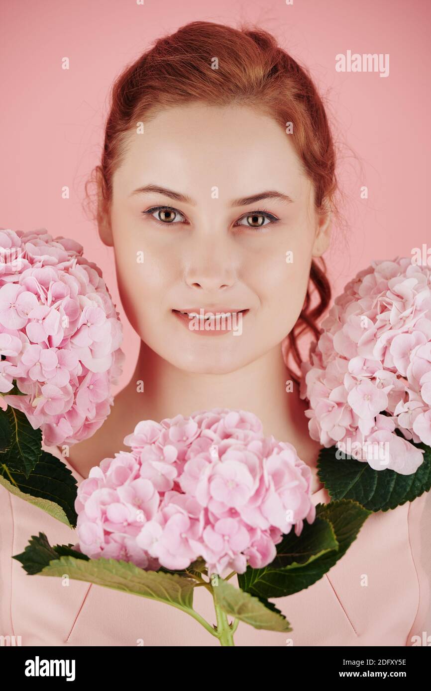 Bella donna sorridente con capelli rossi Foto Stock